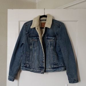 Levi's denim jacket with faux fur.